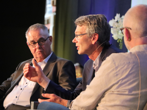 Moderator Marcel Räpple im Podiumsgespräch mit Prof. Lothar Ritter (OST) und Prof. Dr. Dirk Wilhelm (ZHAW)